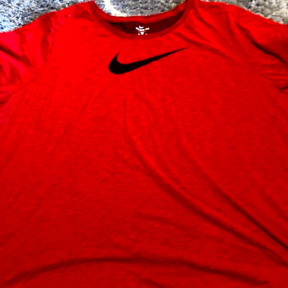 New Nike red shirt - Picture 1 of 1